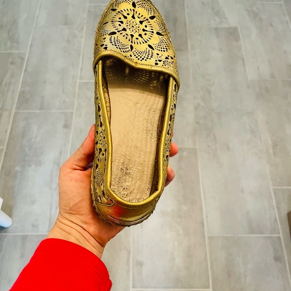 Authentic Burberry leather flats. Made in Spain. Size 8. Soft and comfy. - Picture 6 of 13